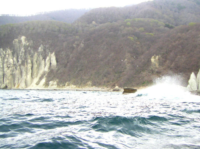 仏ヶ浦<br />遊覧船に乗って２キロにわたって続く奇岩群見に行く。<br />真白い岩が津軽海峡の荒波に削られて様々な形に見え、それぞれ如来の首とか五百羅漢などの名前が付いている。<br />波があまりに高いために仏ヶ浦に船を着けることが出来ず、そのままUターン。<br />窓は水しぶきでろくに外も見えないし・・。また残念！