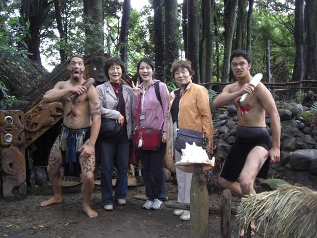 この後、ダンスや歌などを披露した後、マオリの食事を取りました。<br />タロイモ？結構甘くておいしかった。