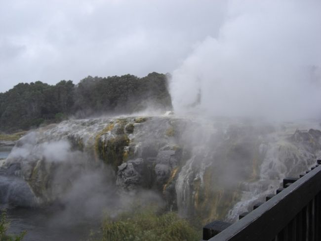 空が曇っていてうまく写せない。<br />硫黄の匂いがたちこめている。