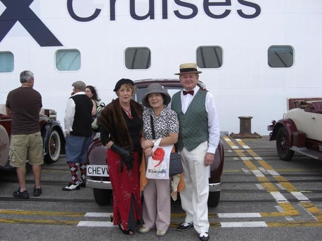 マーキュリー号の乗船口ではアールデコ時代のしゃれた自動車が並んでいた。ここまで運転してきたのだろうか？？