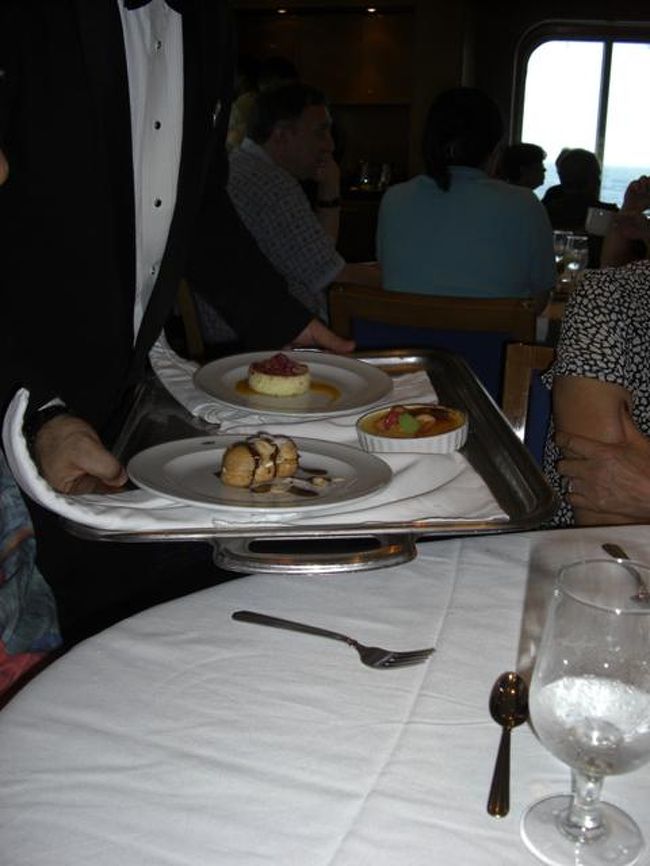 この日の夕食後のデザートはどれになさいますかぁ？<br />きゃー、おいしそう。