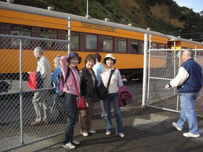 下船してすぐ鉄道に乗り込みます。