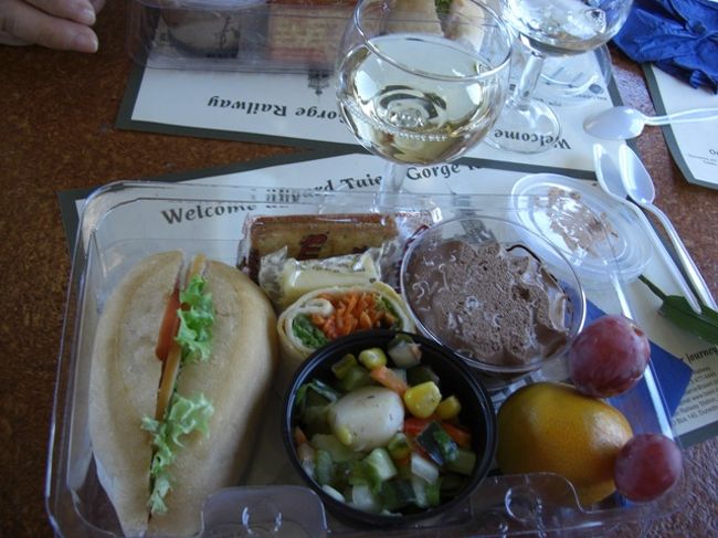 列車の中でランチタイム