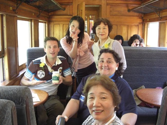 同じ車両だった、セレブリティシンガーとピアニスト。<br />シンガーはイケメンで、ピアニストはすばらしい演奏を毎日聞かせてくれました。