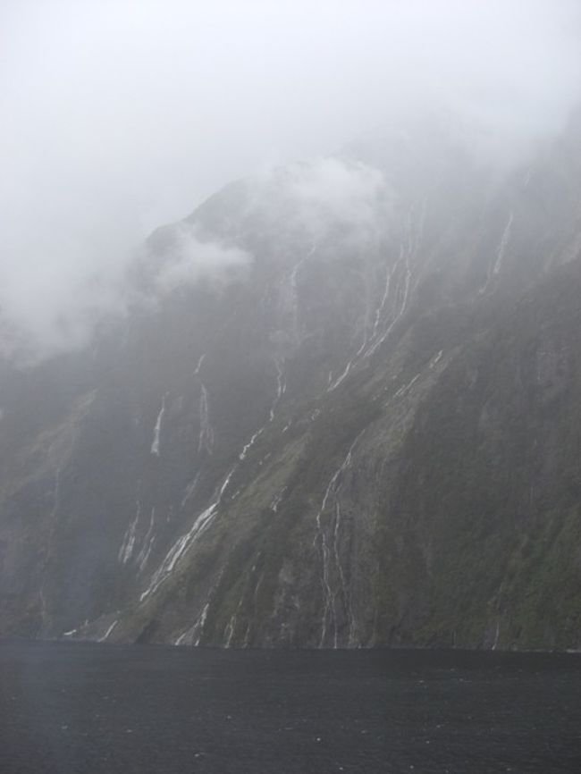 残念ながら天候不良のため絶景は撮影できなかったが、山肌がすぐ目の前に迫る迫力は感じることができた。<br /><br />
