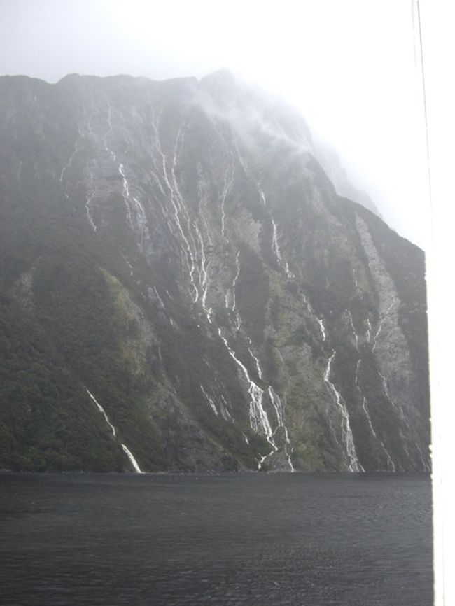 雨のおかげで、無数の滝ができている。<br />白糸どころではない、レースのように美しい。