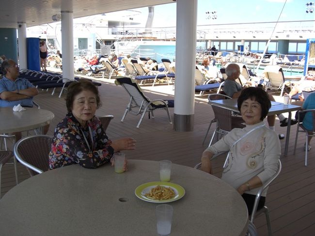 プールサイドでくつろいでいます。