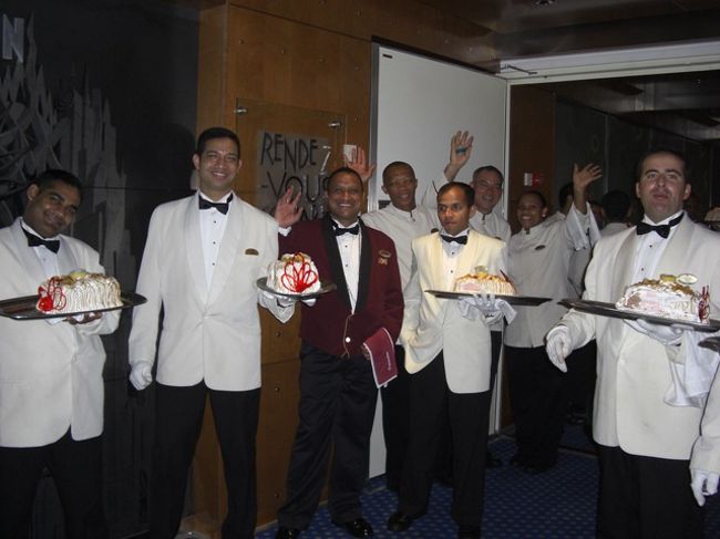 セレブリティのイベントのひとつ、ベイクドアラスカの待機中のウェイターの人たち。