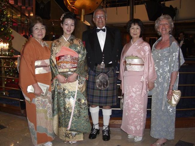 それぞれの民族衣装。<br />ほかにもサリーなども見ました。