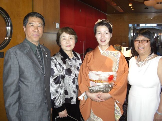 ビュッフェレストランでウーロン茶をくれたご家族。<br />中国系、日系のアメリカ人の方々も多く乗船されていました。