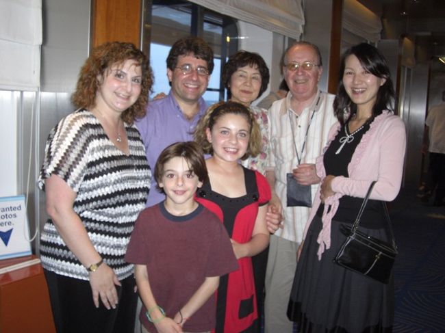 このご家族とは船内でもよく会いました。<br />子供たちがとにかく可愛い。<br />なんと、昔鎌倉に住んでいたらしく、少し日本語を話していました。