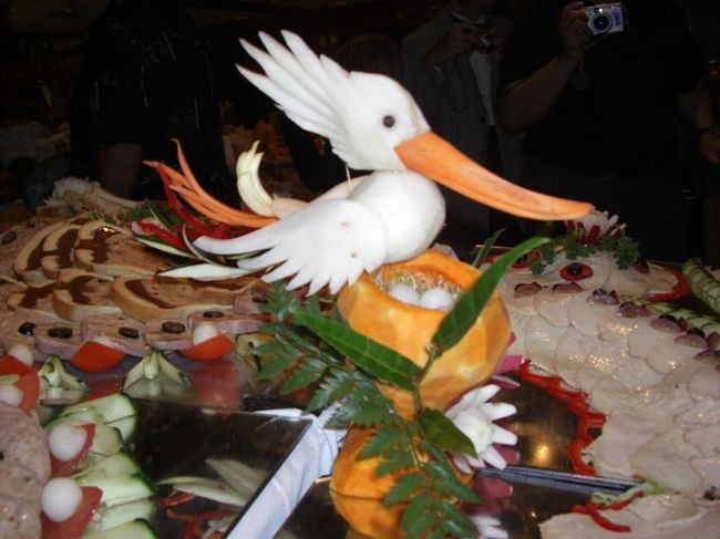 ガラブッフェもセレブリティのメインイベントのひとつ。ほんの二時間前までここで夕食をしていたはずなのに、オードブルやケーキで作られた芸術品がレストランに並べられます。<br />30分写真撮影後、さぁ、食べちゃいましょう。<br />