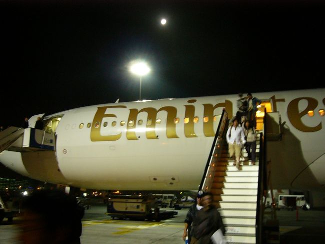 ドバイに着きました。機内では、ゲームしたり映画みたり、音楽聴いたり・・・いろいろ遊べるので退屈しません。それに、空いていて２席分使えました。ドバイ空港は広い！飛行機を降りてからバスで移動します。