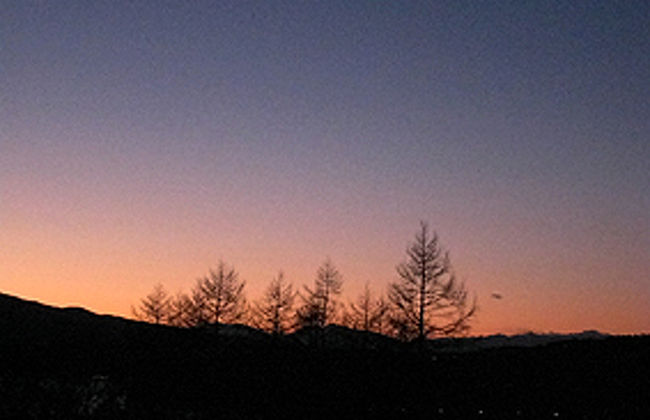 空がゆっくりとオレンジ、マゼンタから紫へ変わっていきます。