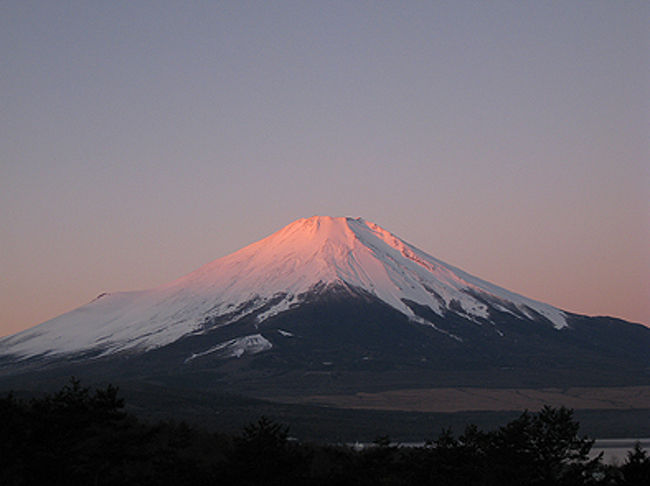 いよいよ富士の頂上付近が赤くなってきます。