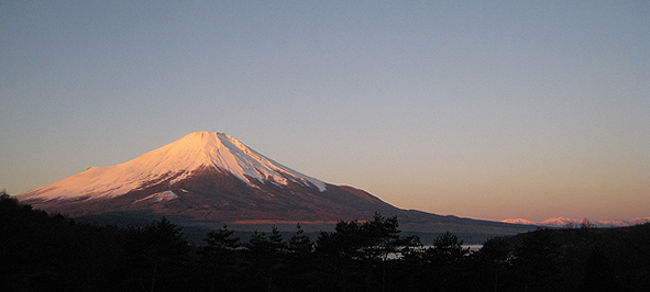 富士、そして南アルプスもほのかにピンク色に染まります。