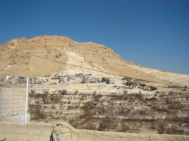 最初にマルーラ村のサルキス教会へ向かいます。教会前から山を見ます。