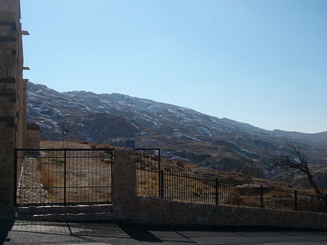 山の裏側には雪が残っていました。シリアって砂漠が多いから暑いのかと思いきや、ちゃんと冬があるんですよね〜