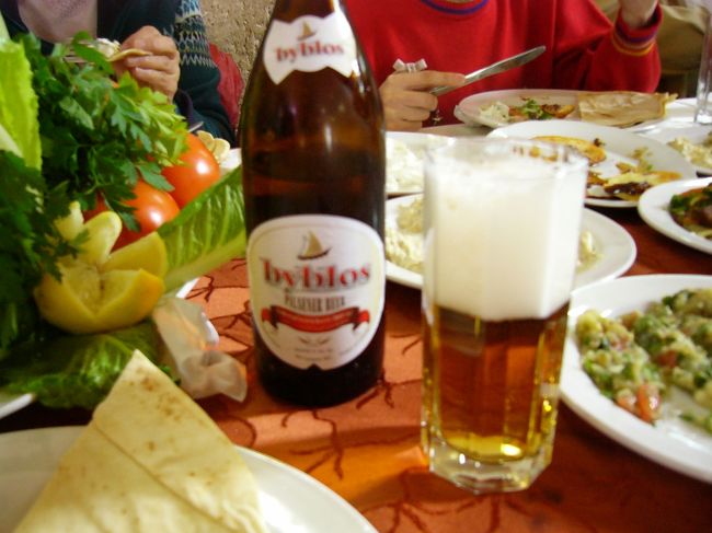 食事のお供はビール。このあたりは隣国レバノンに近いのでレバノンビールが頂けます。イスラムの国なのにおいしいビール♪５００ミリ入って４ドルでした。