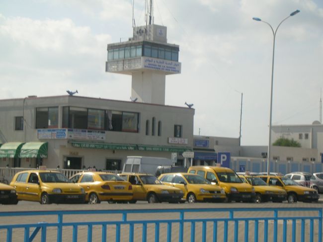 クルーズスタッフに『日本人はぼられるので気を付けてください。だいたいSidi Bou Saidまで日本円で￥５，０００位なので基準に交渉してくださいね』と言われました。税関を通り抜けると数十台タクシーが並んでいて体のでっかいドライバーたくさん寄ってきて口々に運賃交渉を訴えます。彼らの勢いは恐ろしく最初は一人￥２０，０００程度でふっかけられました。やっと￥５，０００まで値切りましたが、一人￥５，０００だと言い張ります。もうらちが明かないのでそこで納得しました。と、言うより恐ろしかったので承諾するしかなかった。。。ろくに観光もさせてくれずSidi Bou Saidまでとにかく行ってもらっただけでした。往復で通る道もかなりのスピードでとばされ案内してくれる様子もなし。必死にタクシーの窓から撮影したのみ。私はこのまま船に戻れず、どこかに拉致られるんじゃないかなぁ？と。身の危険を感じたことは今までの旅行を振り返ってみても今回が初めてでした。。。しまいには降車したとたん、主人は車の後ろに連れて行かれチップを迫られ、お金持ってるだろ！と。彼もかなり頭にきたようで、さすがに払わず去りました。<br />ここにもう来たいとは絶対思わないだろうと、さっさと船に戻りました。<br />ツアーで参加されるならおそらく問題ないと思いますが、個人旅行するかた気を付けてください。。。<br /><br />船に戻って￥５，０００って一人の料金ですか？？と確認するとタクシー、一台２時間くらいの貸し切りでですよ。。。と、そりゃ〜ひどいですね。と呟かれ再び落ち込みました。<br />