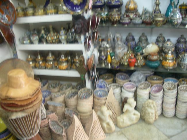 モザイクの小物や青い陶器が店に並べられてます。