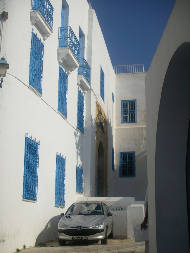 確かに白と青の街並みだけどギリシャの方が私は好きだな。。。と<br />