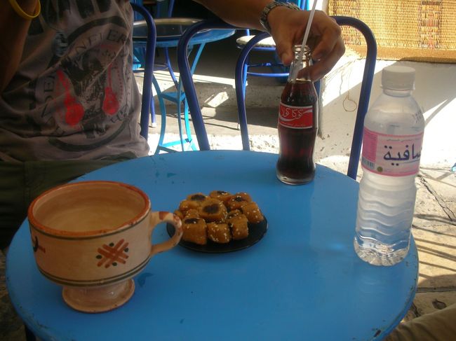 『ちょっと暑いからカフェでお茶でも』なんてドライバーに言われるまま連れて行かれサーブされたもの。これで確か￥１，０００。ここでもまたぼられた感は抜けず。