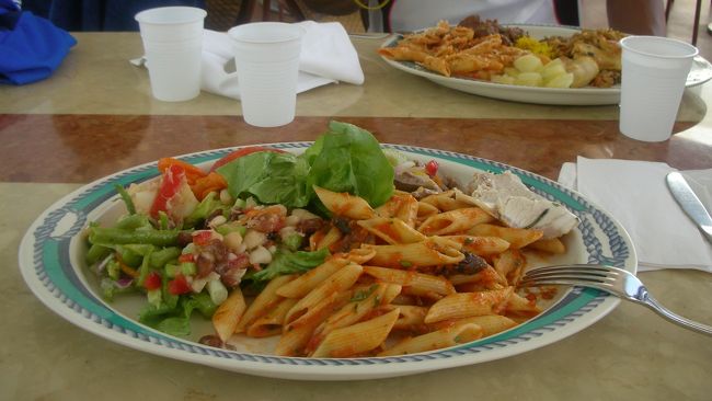 やっとほっと一息、無事に帰ってこれた〜。船に戻り、バイキングのランチをとりました。<br />