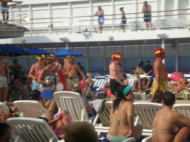 今日はもう街に出なくてよいよね〜イベントあるから船で楽しも♪<br />プールサイドではゲームが開催。日本で言う借り物競走のような感じでした。