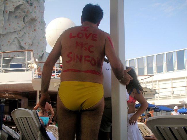 イベント用にスタッフにいたずら書きされたおじさま