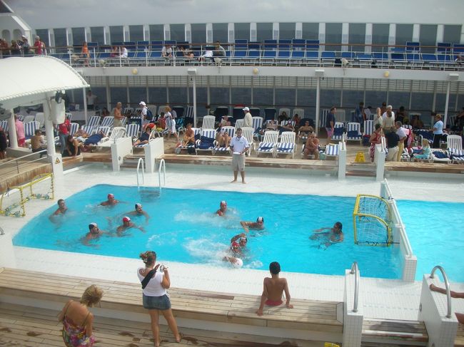 水球で楽しむ姿も。