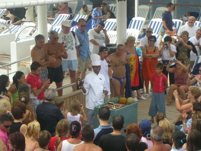 フルーツでのカットデモンストレーション<br /><br />