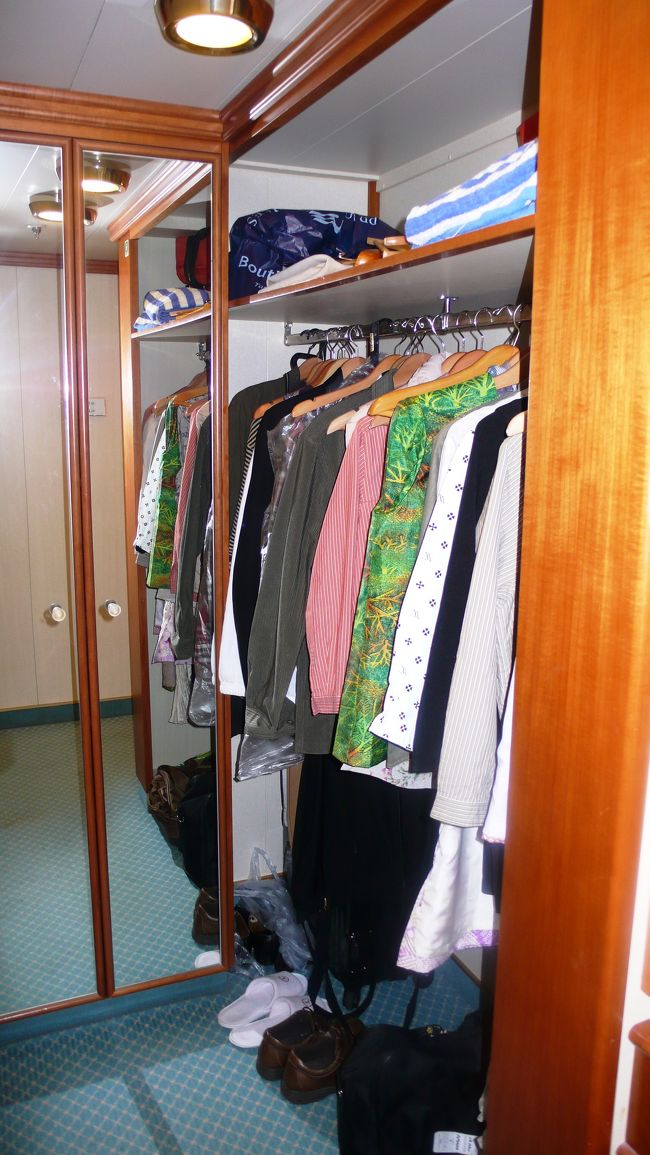部屋の洋服タンスは扉も無く設備は余り良くない。<br />左奥の鏡の裏には４段の棚が有り、下着など小物を入れるようになっている。<br />また、２段目に金庫が設置されていて、任意の数字を入力して出し入れするようになっている。<br />時々故障があるので、番号入力は慎重にするのと、最終の取り出しは、前日に済ましておく方が良い。<br />万が一の時は、開錠に時間がかかり、下船が大幅に遅れ航空機に間に合わない恐れがあるらしい。<br />