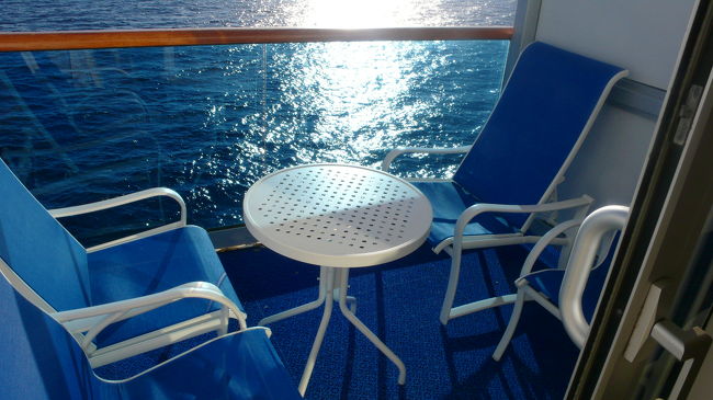 ベランダの様子です。<br />イス４脚とテーブル１つです。