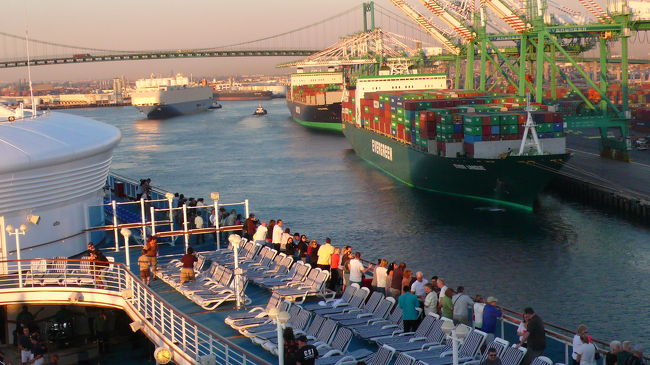 ロサンゼルス郊外の「サンペドロ港」で大型コンテナ船や林立するクレーンを見ながら出航していきます。