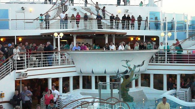 出航パーティーを見守る大勢の乗船客。