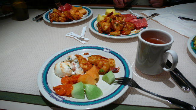 １４階のリド・デッキレストラン「ホライゾンコート」での夜食です。<br />２４時間オープンのバイキングレストランで、私達２人は食べ物の好き嫌いが多いので、朝と昼は大体このレストランを利用します。<br />今日は乗船手続きから、船室に入り、自由に昼食、その後避難訓練を兼ねた船内説明会が約１時間、１６時出航、８時ごろ夕食終了、８時１５分からのシアターでのショータイム。<br />１１時ごろ喉が渇いたので「リド」へ来ると、美味しそうな料理が並んでたのでついお皿に取ってしまいました。<br />また今回も太って帰ることになりそうです。<br />１日目はこれで終了、おやすみなさい。