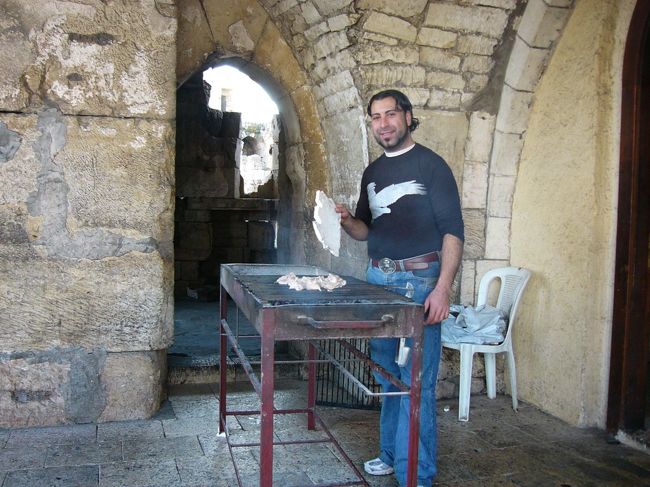 メインのチキンはレストランの外でお兄さんが焼いてました。焼き鳥屋さんのにおいがします。