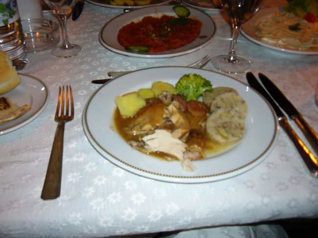 夕ご飯はダマスカスのホテルに戻ってホテルの最上階１５階にある回転レストランで取りました。メインはクリスマスにちなんでターキーです。