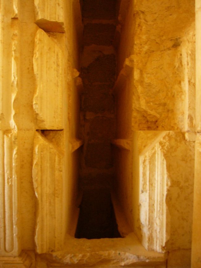 中にはこんな風に仕切りがあって、一区間に一人埋葬して（石棺を入れて）その上にまた次の世代の人を・・・というふうに高く積み上げていきます。