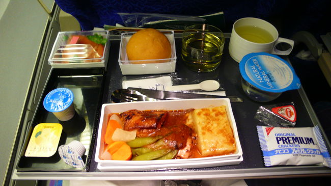 ＳＱの機内食。<br />まずまずの味で完食しました。<br />いつも疑問に感じているのは、出国時の金属検査です。１００円ショップのソーイングセットの縫い針・５センチ位のハサミ、または６センチくらいの爪切り持ち込み禁止です。<br />こんな物でハイジャックを心配しているのでしょうか？それとも別なことを考えているのでしょうか？<br />シンガポール航空の食事時には、エコノミーでも通常の長さ２０センチ位のナイフとフォーク・スプーンが提供されてきます。<br />返却時にもナイフ等の数を数えるわけでもなく、５センチのハサミではなくて、大きなナイフとフォークを使えば可能だと思うのですが。どうして航空会社はこんな殺傷能力のある物を提供するんでしょうか？<br />皆さんいかがでしょうか？<br /><br />