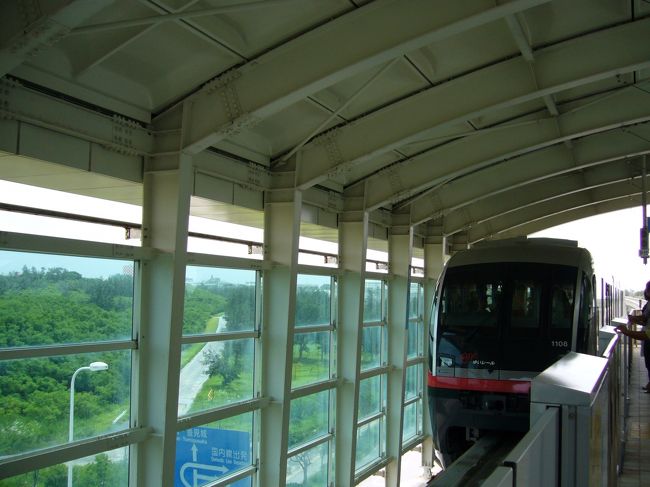 とりあえず、空港から出ている平成１５年に開業した<br />ゆいレールに乗ってホテルへ荷物を置きに行く事に。<br />乗務員さんの制服も沖縄らしく、アロハシャツ<br />でした。