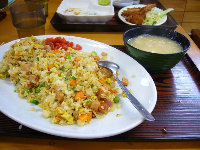 首里駅に到着したものの、とにかく凄い雨で<br />ひとまず近くにあったコンビにに駆け込み<br />レインコートを購入。<br />時間も時間だったので、コンビニの店員に聞いた<br />近くの食堂でお昼を食べた。地元の人たちで<br />いっぱいの食堂。なぜかカレー炒飯を頼む。