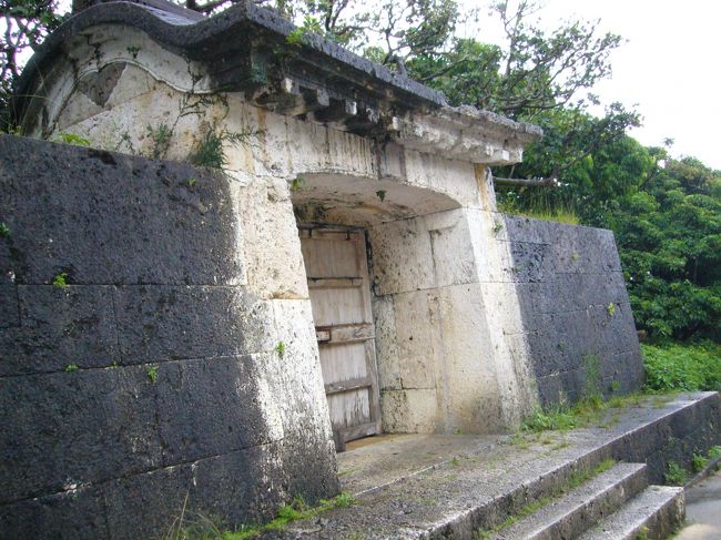 「園比屋武御嶽石門」。<br />「そのひゃんうたきいしもん」と読みます。<br />難しくてなかなか覚えられません（笑）<br />石造りながら木造建築風の様式をとっています。