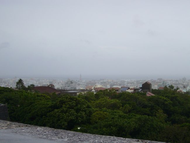 首里城は小高い丘の上にあるので那覇市内が<br />見渡せるのだが、残念ながら相変わらずの強風、強雨<br />により見晴らしが悪かった。<br />