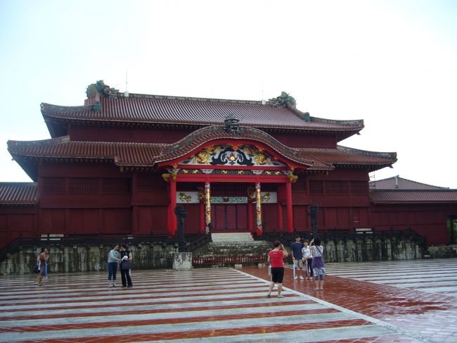 「御庭」（うなー）。<br />首里城正殿前の広場で、儀式や国王への挨拶、<br />季節ごとの行事や式典の際この広場が使われた。<br />赤と白の模様は儀式の際の式官の配置、位による<br />立ち居地を示す役割をもっていたそうです。<br /><br />ただの模様かと思っていましたが、そのような<br />役割の意味を持っていたなんてビックリ！