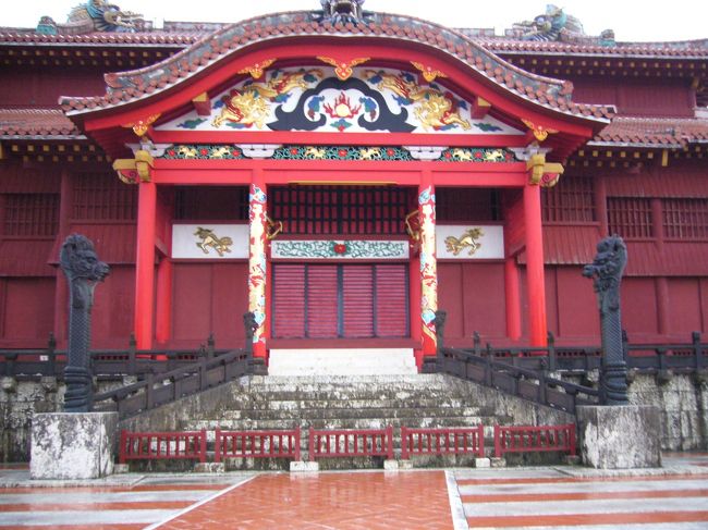 「首里城正殿」<br />琉球王国最大の木造建築物。<br /><br />ちなみに、今の正殿は１７１２年に再建されたものを<br />もとに１９９２年に復元したもの。<br />（太平洋戦争時に焼失）<br /><br />