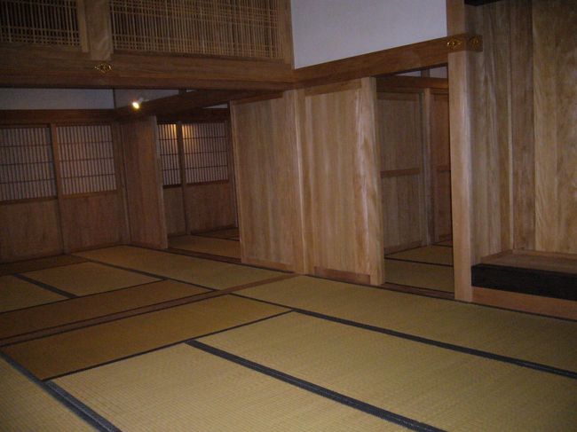 正殿に向かって右側にある「南殿」より<br />中を見学。<br />南殿では、漆器や絵画等が展示されています。<br />撮影禁止の所が多く、写真は撮影ＯＫ<br />だった畳の部屋。<br /><br />外観は朱色で日本の他のお城と比べて独特な感じ<br />なのに、畳の部屋があって不思議な感じ。