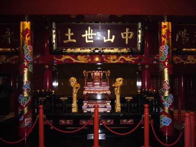 ２Ｆの「御差床」<br /><br />１Ｆよりこちらの方が豪華な感じで、<br />日本より中国の影響が強いように感じました。<br />