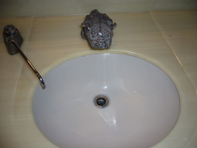 つづいて正殿に向かって左側にある「北殿」へ。<br />北殿には休憩所・売店や展示コーナーがありました。<br /><br />写真はトイレの洗面所。<br />蛇口がシーサーの形になっていて、さすが沖縄！<br />